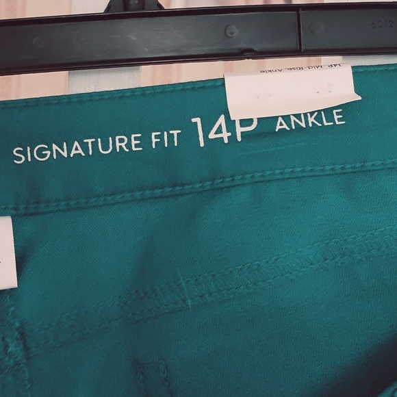 Westport Signature Fit Ankle Mid Rise Green Jeans Size 14P - Picture 4 of 7